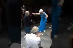 98χρονη Ελληνίδα γιαγιά χορεύει λεβέντικα ζεϊμπέκικο στον γάμο της εγγονής της στο εξωτερικό και ρίχνει το διαδίκτυο [video]