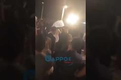 ΕΓΙΝΕ ΚΙ ΑΥΤΟ: Καλαμάτα: Ζευγάρι πήγε στο γάμο με ομπρέλα για να «προφυλαχτεί» από το ρύζι - Με κράνος ο γαμπρός