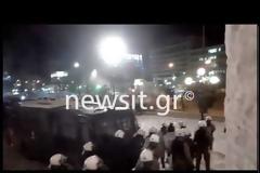 Παύλος Φύσσας: Επεισόδια στο κέντρο του Πειραιά αμαύρωσαν την πορεία στη μνήμη του (ΒΙΝΤΕΟ)