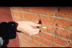 ΑΠΙΣΤΕΥΤΟ: Είδε ένα στικάκι καρφωμένο στον τοίχο - Όταν το ένωσε στο pc δεν φαντάζεστε τι βρήκε μέσα... [photos]