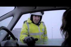 Το σημείωμα που έδειξε αυτό το κοριτσάκι στον αστυνομικό που τους σταμάτησε για έλεγχο, τον φρίκαρε… [video]