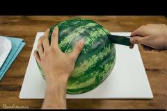 Τόσο καιρό κόβουμε με λάθος τρόπο το καρπούζι! [video]