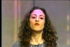 Φτύνει την τσίχλα και μετά την ρουφάει πίσω στο στόμα της! [video]