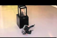 ΣΟΚ! Αυτό το γλυπτό δεν πρέπει να το κοιτάξετε στα μάτια αλλιώς... [video]