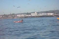 Δείτε προσεκτικά τι θα συμβεί στην κοπέλα μέσα στη θάλασσα! [video]