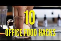 Βρε τι μαθαίνει κανείς! Δείτε τι γίνεται αν βουτήξετε ένα αυγό σε μία κούπα καφέ... [video]