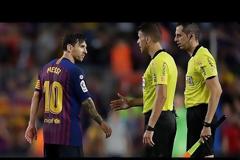 Έξαλλος ο Μέσι με τον διαιτητή