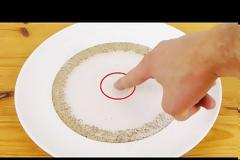 Απίθανο τρικ! Βάλτε σε ένα πιάτο νερό και πιπέρι - Δεν φαντάζεστε τι μπορείτε να κάνετε... [video]