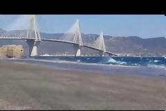 Ο «Ξενοφώντας» χτυπά τη Γέφυρα Ρίου – Αντιρρίου (video)