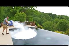 Απίθανο! Τι θα συμβεί αν σε μια πισίνα πετάξετε έναν κουβά... με πάγο; [video]