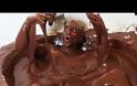 Έκανε μπάνιο σε… 272 κιλά Nutella [video]