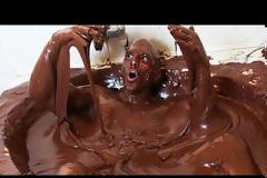 Έκανε μπάνιο σε… 272 κιλά Nutella [video]