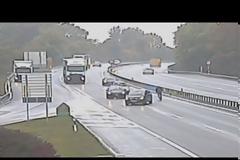 Ξέχασε να βάλει χειρόφρενο και κυνηγούσε το αυτοκίνητό του στην...