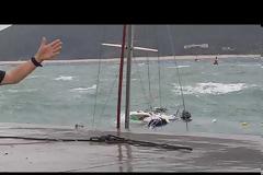 Λευκάδα: Βούλιαξε ιστιοφόρο στην αμμόγλωσσα από τη θαλασσοταραχή (video)