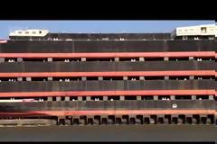 Εικόνες που προκαλούν δέος - Πως μεταφέρονται 13 πλοία που δεν πλέουν στη θάλασσα [video]