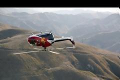 Πιλότος κάνει απίστευτα κόλπα με ελικόπτερο φλερτάροντας με το θάνατο! [video]