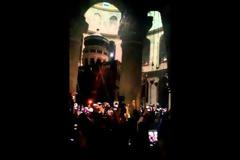 Συγκλονιστικό θαύμα: Εκατοντάδες πύρινοι σταυροί εμφανίστηκαν στην τελετή του Αγίου Φωτός - Απίστευτο βίντεο...