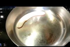 Κάτι μαγικό συμβαίνει όταν ρίξεις μπύρα σε καυτό τηγάνι [video]