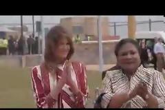 Η Μελάνια στη Γκάνα: Το... ατύχημα που αποκάλυψε τα καλλίγραμμα πόδια της