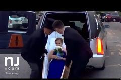 Τελειόφοιτη αποφάσισε να πάει στο χορό μέσα σε... φέρετρο [video]