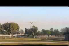 Έτσι παίρνει ένα πυροσβεστικό αεροσκάφος νερό [video]