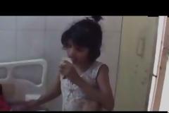 Άναρθρες κραυγές βγάζει αυτό το  κορίτσι  «Μόγλης» που βρέθηκε σε ζούγκλα της Ινδίας - Η μικρή περπατά στα τέσσερα, έχει εξάρσεις θυμού και βίας