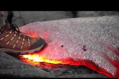 ΑΠΙΣΤΕΥΤΟ: Τι θα συμβεί αν πατήσει κάποιος πάνω σε καυτή λάβα; [video]