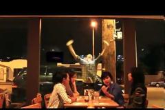 Δείτε πώς θα κερδίσετε την προσοχή... των κοριτσιών! [video]