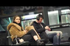 Ακούγοντας δυνατά μουσική κατά λάθος [video]