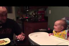 Ο μπαμπάς τρώει σπαράγγια και το μωρό ξεκαρδίζεται! [video]