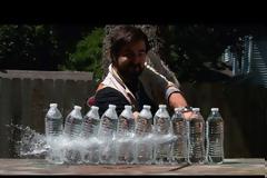 Slow motion: Κόβοντας πλαστικά μπουκάλια με σπαθί Κατάνα [video]