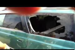 Απίστευτο! Σπάει τζάμι από αυτοκίνητο μόνο με το ένα του δάχτυλο!