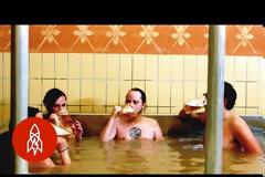 Πόσα θα έδινες για να κάνεις μπάνιο σε μία πισίνα γεμάτη μπύρα; [video]