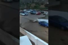 Κως: Χείμαρρος παρέσυρε στο πέρασμα του 15 αυτοκίνητα (φωτό & βίντεο)