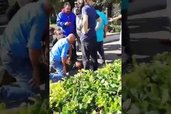 «Μη φωνάζεις ρε, σκάσε»: Πρόσφυγας πεσμένος στο έδαφος σπαρταράει επειδή «προσπάθησε να κλέψει κινητό» (Video)