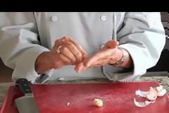 Πώς θα ξεμυρίσουν τα χέρια σας από τη μυρωδιά του κρεμμυδιού και το σκόρδου; [vid]