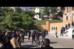 Υποβασταζόμενη η Βικτώρια Καρύδα στην κηδεία του Γιάννη Μακρή που δολοφονήθηκε στη Βούλα