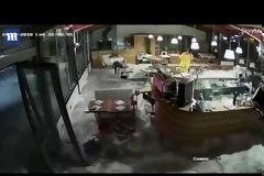 Κύμα καταστρέφει εστιατόριο στη Γένοβα της Ιταλίας