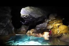 Κίνα: Σπηλαιολόγοι πήγαν να ερευνήσουν τρύπα στο έδαφος και ανακάλυψαν σπήλαιο που μπορεί να χωρέσει ουρανοξύστη!