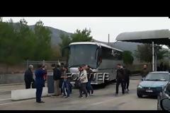 Εξονυχιστικοί έλεγχοι στα σύνορα για την κηδεία Κατσίφα -Σωματικές έρευνες, ανοίγουν τσάντες, ψάχνουν τα αυτοκίνητα [βίντεο]