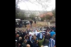 Κηδεία Κατσίφα: Πλημμύρισαν με ελληνικές σημαίες οι Βουλιαράτες