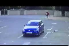 Ληστές εκτελούν εν ψυχρώ με πέντε σφαίρες επιβάτη αυτοκινήτου - Το βίντεο σοκάρει