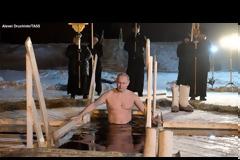 Ο Πούτιν βούτηξε για τον Σταυρό στα Θεοφάνεια, σε παγωμένη λίμνη