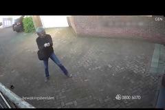 Η στιγμή που εκτελεστής προσπαθεί να σκοτώσει γυναίκα την ώρα που πετάει σκουπίδια