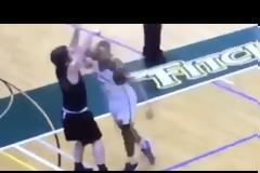 Δολοφονικό χτύπημα σε αγώνα μπάσκετ