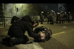 Indymedia: Έτσι χτύπησαν τα ΜΑΤ του ΣΥΡΙΖΑ την πορεία της 17 Νοέμβρη (ΒΙΝΤΕΟ)