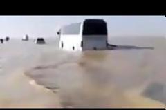 Βίντεο: Εικόνες Αποκάλυψης στη Σαουδική Αραβία... πλημμύρισε η έρημος!