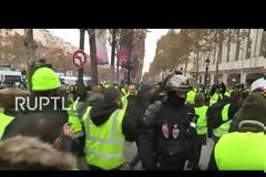 Μεγάλη διαδήλωση στο Παρίσι για τις τιμές στα καύσιμα με σύνθημα: «Μακρόν παραιτήσου»