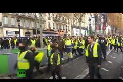 Μεγάλη διαδήλωση στο Παρίσι για τις τιμές στα καύσιμα με σύνθημα: «Μακρόν παραιτήσου»