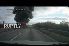 Τρομακτικό βίντεο: Νταλίκα συγκρούεται μετωπικά με αυτοκίνητο και «λαμπαδιάζει»